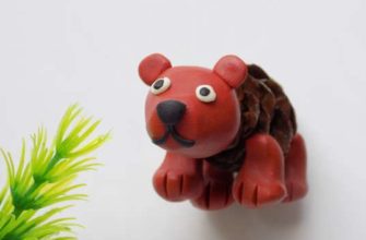 Медведь из шишки и пластилина